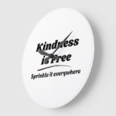 Kindness Is Free Sprinkle It Everywhere ブラック タイポ ラージ壁時計 (傾斜)