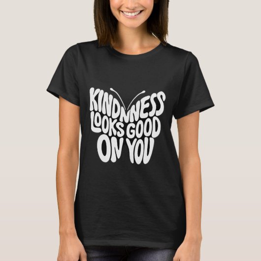 Kindness Looks Good Butterfly Typography Tシャツ (正面)