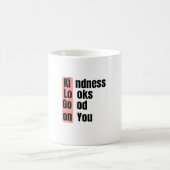 Kindness Looks Good On You Mug コーヒーマグカップ (中央)