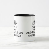 Kinesiologyの平静そして焦点を保って下さい マグカップ (中央)