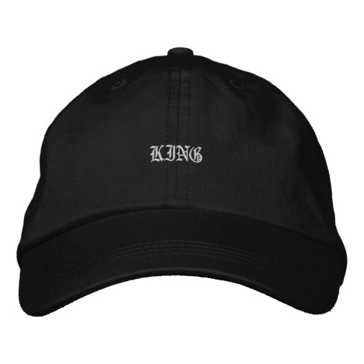 「King」の名が輝くマジェスティックブラックの調整可能ハット 刺繍入りキャップ (正面)