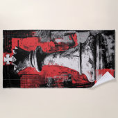 King Chess Piece Art – Red Black Grunge Design ビーチタオル (正面)