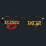 KISS ME ゴールドレトロサングラス / パーティー用 ファッションサングラス レトロサングラス<br><div class="desc">パーティーサングラス: クラシックなレトロパーティー用サングラス。ゴールドの「KISS ME」ロゴと赤い唇のデザイン - ファッション、大学パーティー、クリスマスの秘密のプレゼント、オフィスの祝賀会 / ナイトアウト</div>