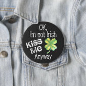 Kiss Me Anyway Humorous St. Patrick’s Day 缶バッジ (インサイチュ)