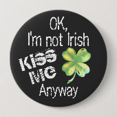 Kiss Me Anyway Humorous St. Patrick’s Day 缶バッジ (正面)