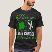 Kiss Me Brain Cancer Survivor St Patrick Day Gift Tシャツ (正面)