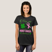 Kiss Me Breast Cancer Survivor St Patrick Day Gift Tシャツ (正面フル)
