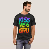 Kiss Me Bro Gay Pride Month LGBT homosexual Rainbo Tシャツ (正面フル)