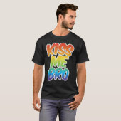 Kiss Me Bro  LGBT Q Rainbow Gay Pride Equality Men Tシャツ (正面フル)
