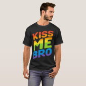 Kiss Me Bro Rainbow Flag  Gay Pride LGBT Tシャツ (正面フル)
