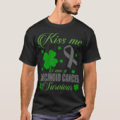 Kiss Me Carcinoid Cancer Survivor St Patrick Day  Tシャツ (正面)