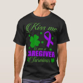 Kiss Me Caregiver Survivor St Patrick Day Gift Tシャツ (正面)