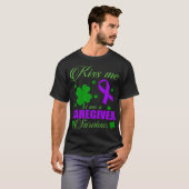 Kiss Me Caregiver Survivor St Patrick Day Gift Tシャツ (正面フル)