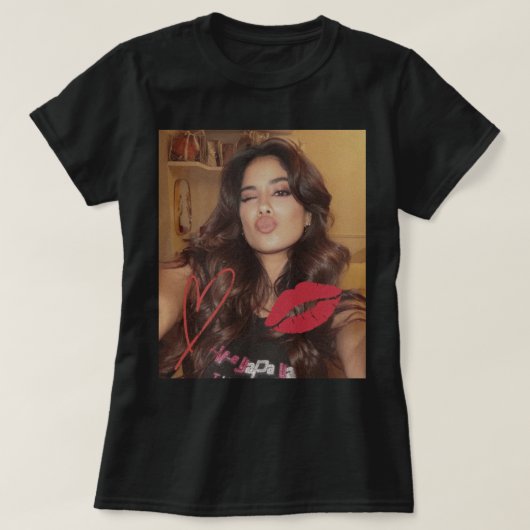Kiss Me Energy (ジャンヴィ・カプール) Tシャツ (デザイン正面)