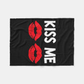 Kiss Me Funny Couples Tee Valentine's Day Couple M フリースブランケット (正面(横))