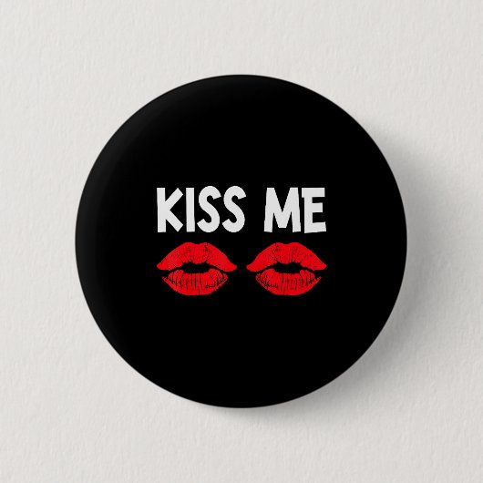 Kiss Me Funny Couples Tee Valentine's Day Couple M 缶バッジ (正面)