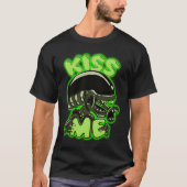 Kiss Me Funny UFO Alien Science Fiction Tシャツ (正面)