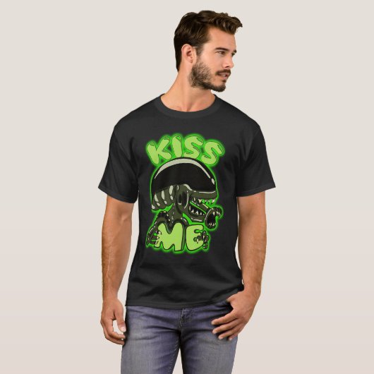 Kiss Me Funny UFO Alien Science Fiction Tシャツ (正面フル)
