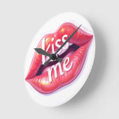 Kiss Me Glossy Red Lips Art Illustration ラウンド壁時計 (傾斜)