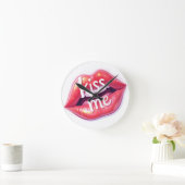 Kiss Me Glossy Red Lips Art Illustration ラウンド壁時計 (ホーム)