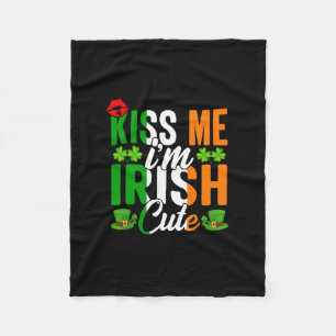 Kiss Me I Am Irish Cute フリースブランケット