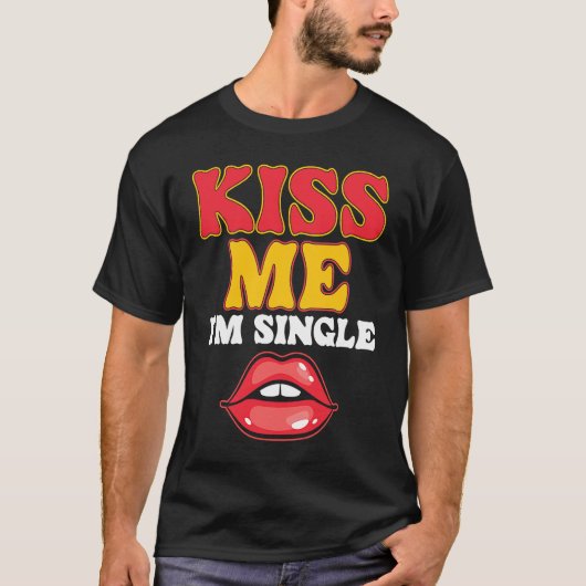 Kiss Me I Am Single Love Relationship Valentines D Tシャツ (正面)