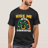 Kiss Me I m A Bookkeeper St Patricks Day Puns Iris Tシャツ (正面)