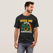 Kiss Me I m A Bookkeeper St Patricks Day Puns Iris Tシャツ (正面フル)