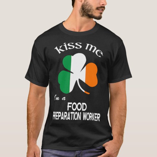 Kiss Me I m a Food Preparation Worker St Patrick s Tシャツ (正面)