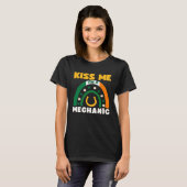 Kiss Me I m A Mechanic  St Patricks Day Puns Irish Tシャツ (正面フル)