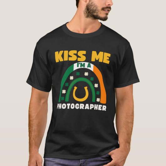Kiss Me I m A Photographer St Patricks Day Puns Ir Tシャツ (正面)