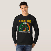 Kiss Me I m A Photographer St Patricks Day Puns Ir Tシャツ (正面フル)