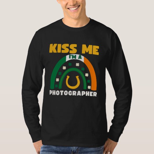 Kiss Me I m A Photographer St Patricks Day Puns Ir Tシャツ (正面)