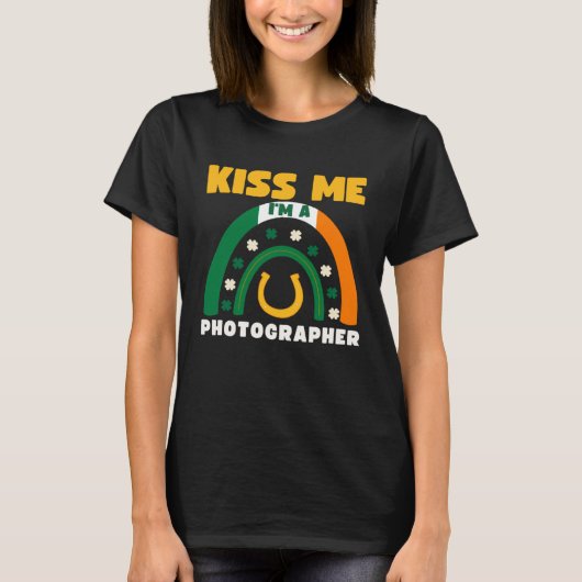 Kiss Me I m A Photographer St Patricks Day Puns Ir Tシャツ (正面)