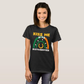 Kiss Me I m A Photographer St Patricks Day Puns Ir Tシャツ (正面フル)