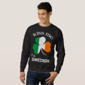 Kiss Me I m Swedish Shamrock Sweden St Patrick s D スウェットシャツ (正面フル)