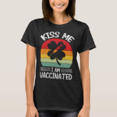 Kiss me Iam Vaccinated Tシャツ (正面)