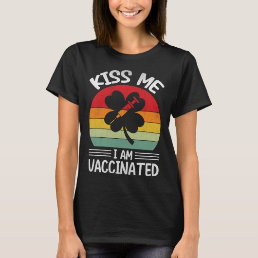 Kiss me Iam Vaccinated Tシャツ (正面)