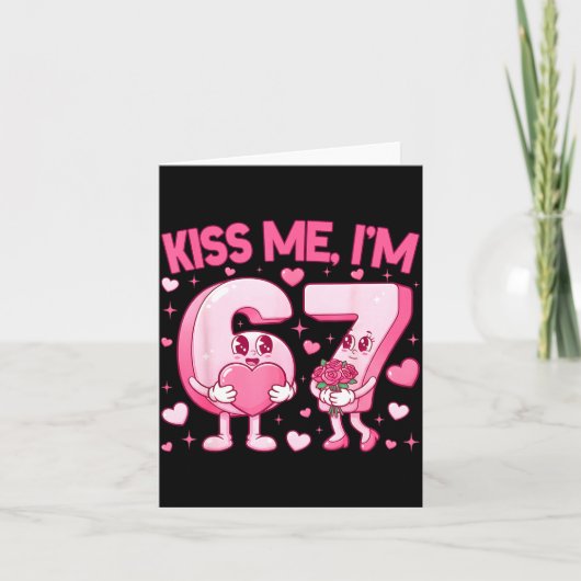 Kiss Me I'm 6 7 Cute Funny 67 Meme Birthday Valent カード (正面)
