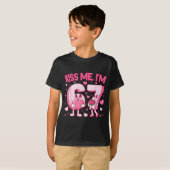 Kiss Me I'm 6 7 Cute Funny 67 Meme Birthday Valent Tシャツ (正面フル)