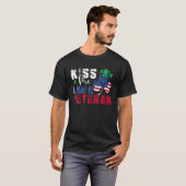 Kiss Me I'm A Veteran Irish Patriotic Saint Patric Tシャツ (正面フル)