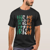 Kiss Me I'm Black Irish Shamrock Funny St. Patrick Tシャツ (正面)