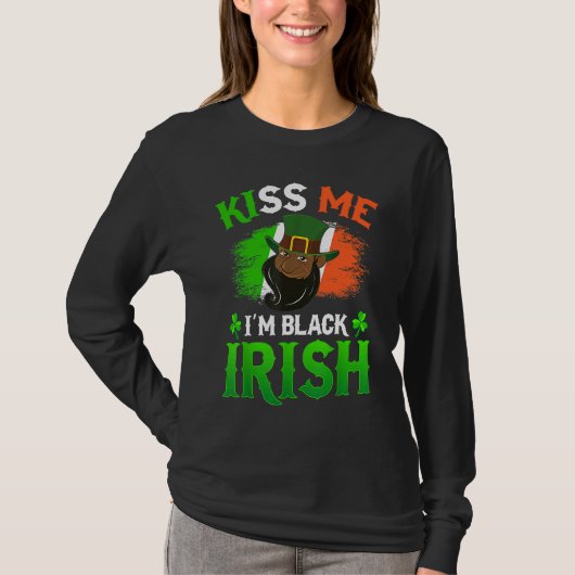 Kiss Me I'm Black Irish St Patricks Day American A Tシャツ (正面)