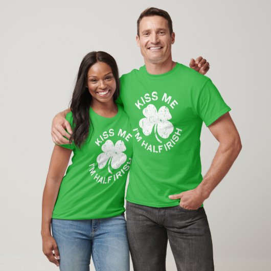 Kiss Me I'm Half Irish Saint Patrick Day Tシャツ (ユニセックス)