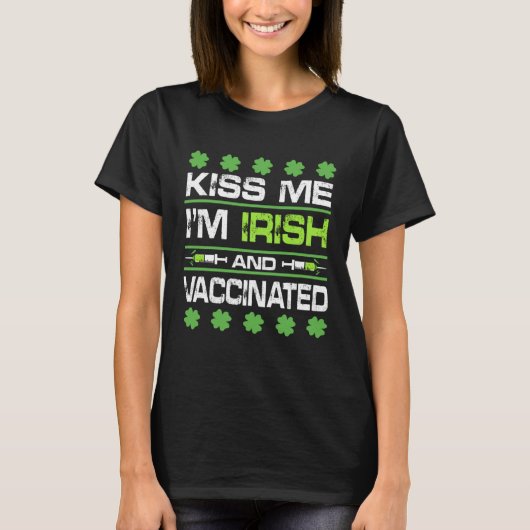 Kiss Me I'm Irish And Vaccinated St Patrick Day Ce Tシャツ (正面)