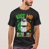 Kiss Me Im Irish Ish St Patrick's Day Tシャツ (正面)
