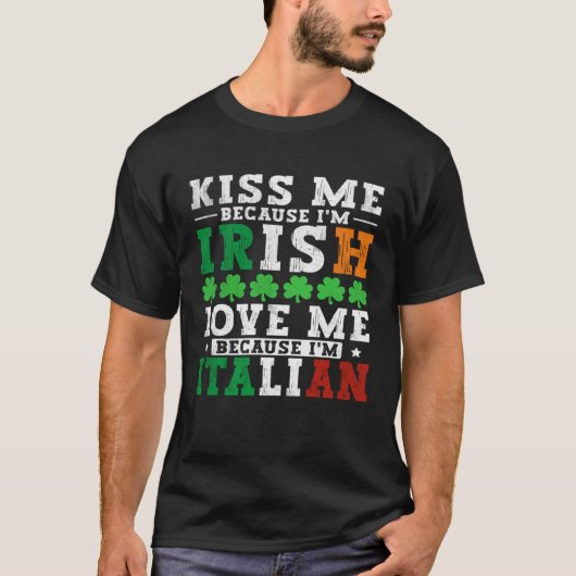 Kiss me Im Irish love me Im Italian St Patricks Pr Tシャツ (正面)