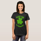 Kiss Me I'm Irish & Vaccinated Patrick's Day Tシャツ (正面フル)