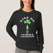Kiss Me I'm Irish & Vaccinated St Patrick's Day Tシャツ (正面)