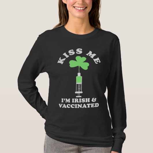 Kiss Me I'm Irish & Vaccinated St Patrick's Day Tシャツ (正面)